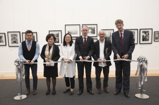 （左起）港大美術博物館館長及出版人馬德松、港大博物館學會副主席楊安娜、連州攝影博物館聯合創始人及館長段煜婷、瑞士駐香港及澳門總領事館總領事 Reto Renggli、瑞士攝影基金會總監及策展人彼得．普夫倫德及港大美術博物館總監羅諾德主禮剪綵儀式。